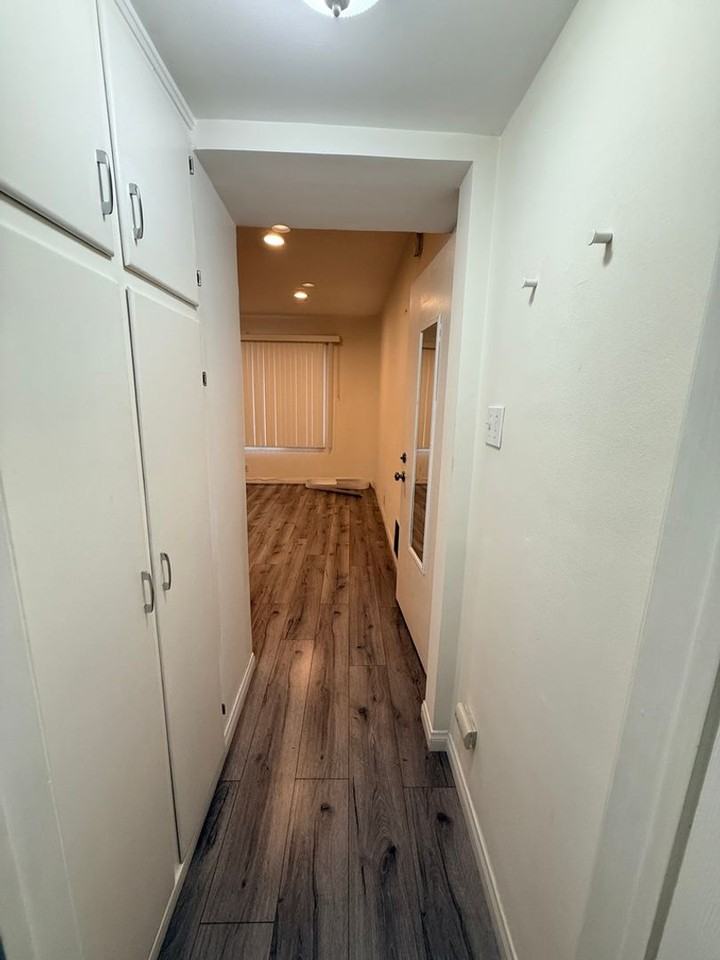 149 S Spalding Drive - Photo 7 of 21
