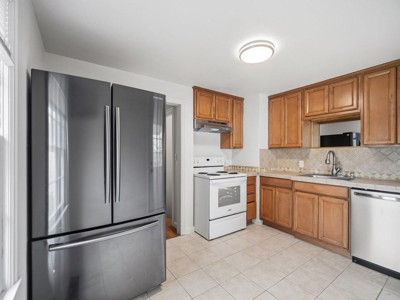 2403 W Everett Ave - Photo 3 of 42