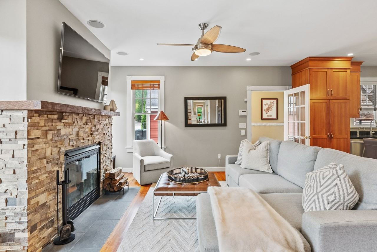 5213 Cathedral Ave Nw - Photo 3 of 47