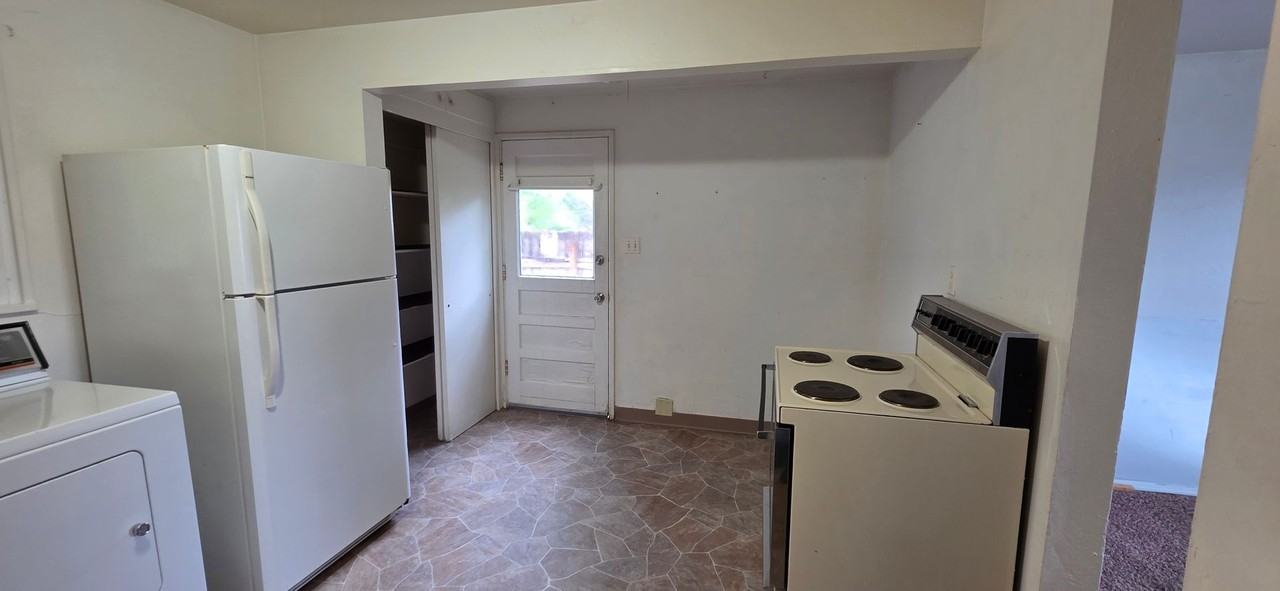 250 Cribbon Ave - Photo 3 of 11