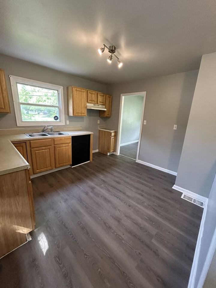 121 Saint Dorothy Dr - Photo 2 of 9
