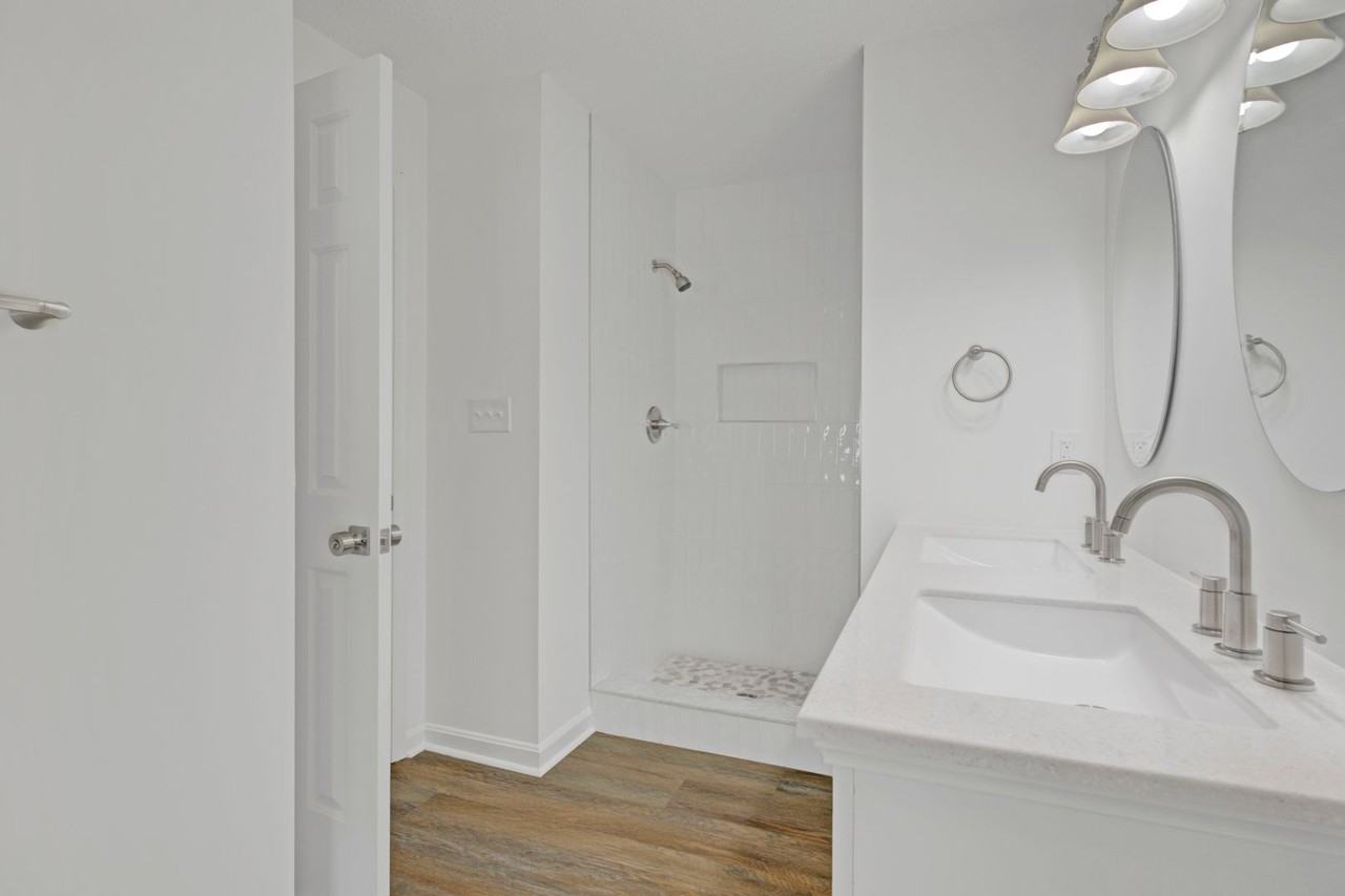 453 Waverly Pl - Photo 6 of 30