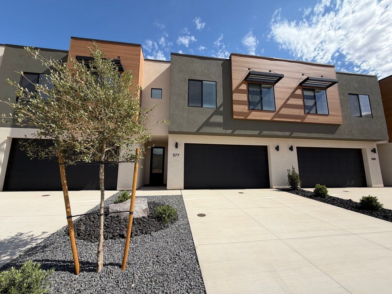 577 577 E Hemsworth Ln - Photo 2 of 40