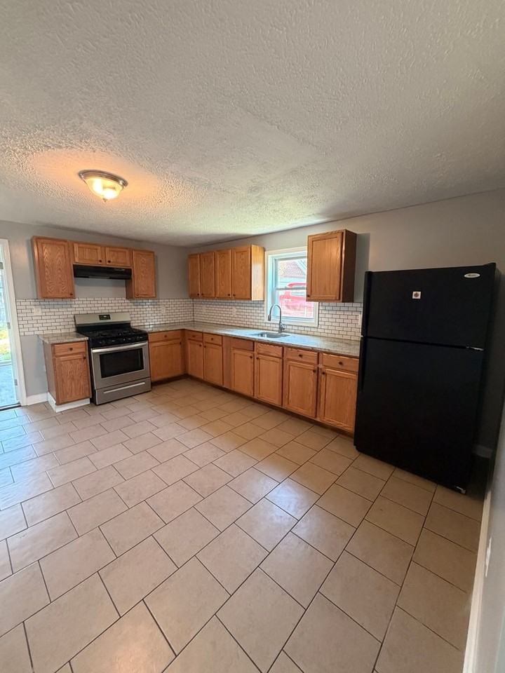 1803 Homberg Ave - Photo 6 of 17