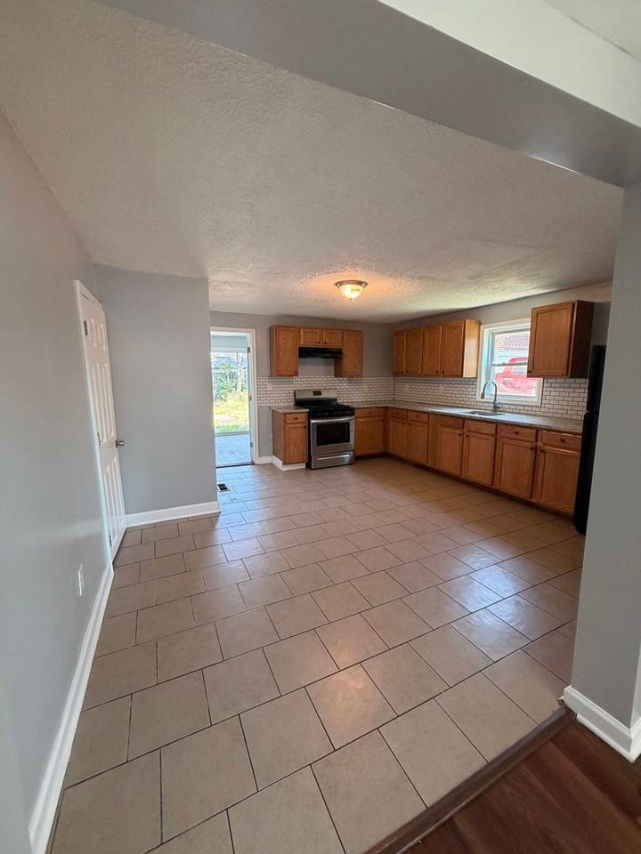 1803 Homberg Ave - Photo 7 of 17