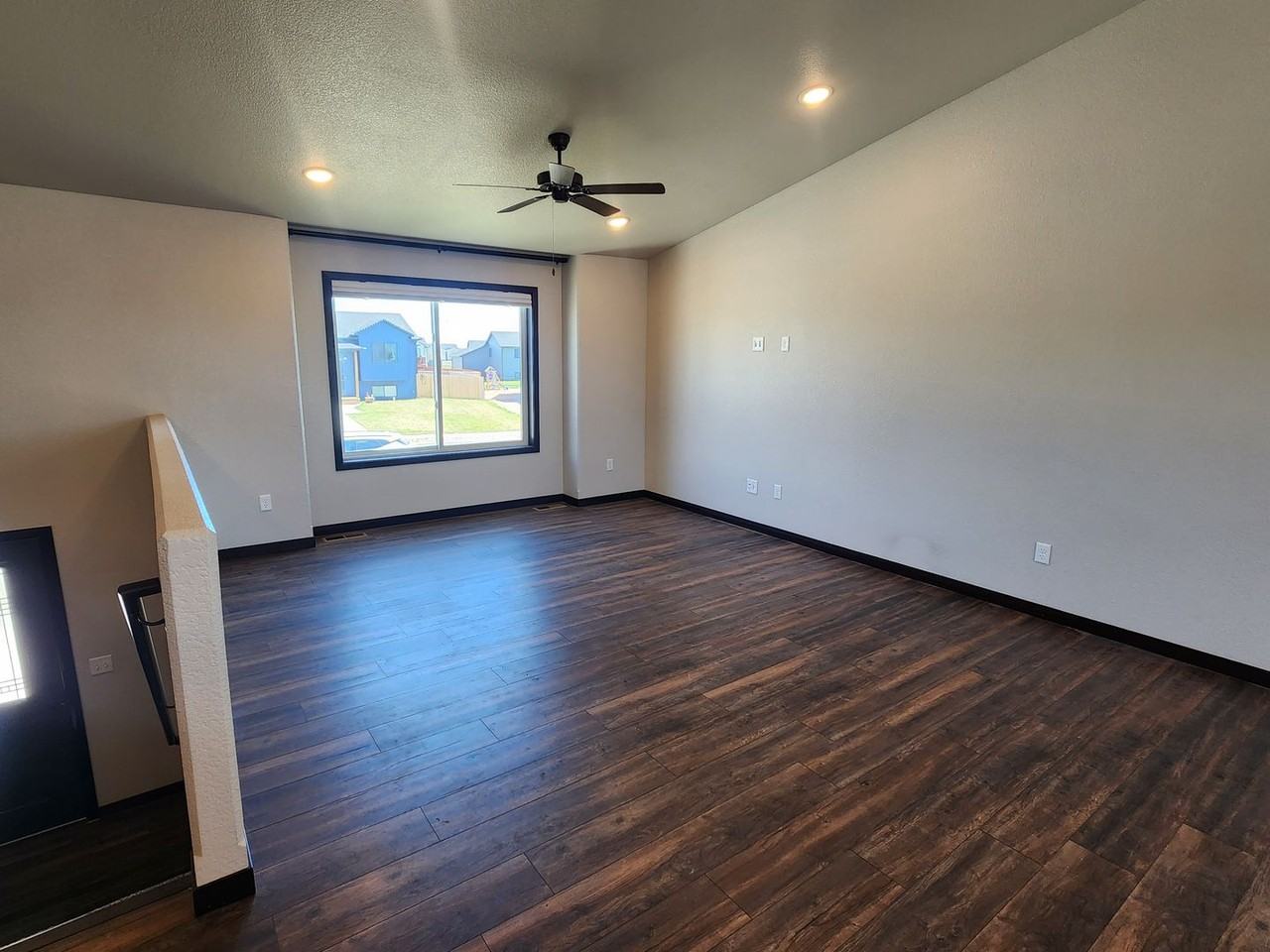 557 Mace Dr - Photo 3 of 29