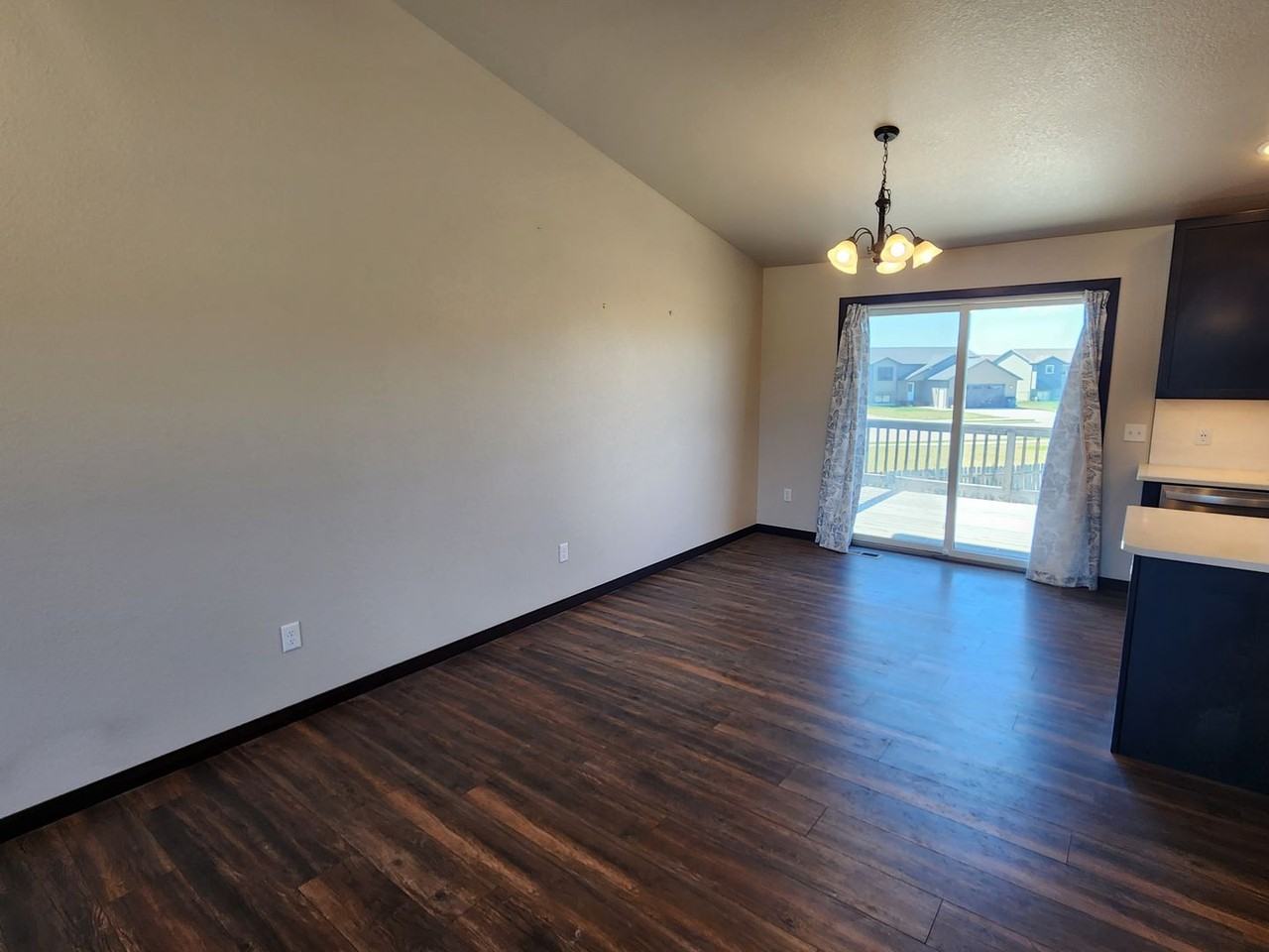 557 Mace Dr - Photo 4 of 29
