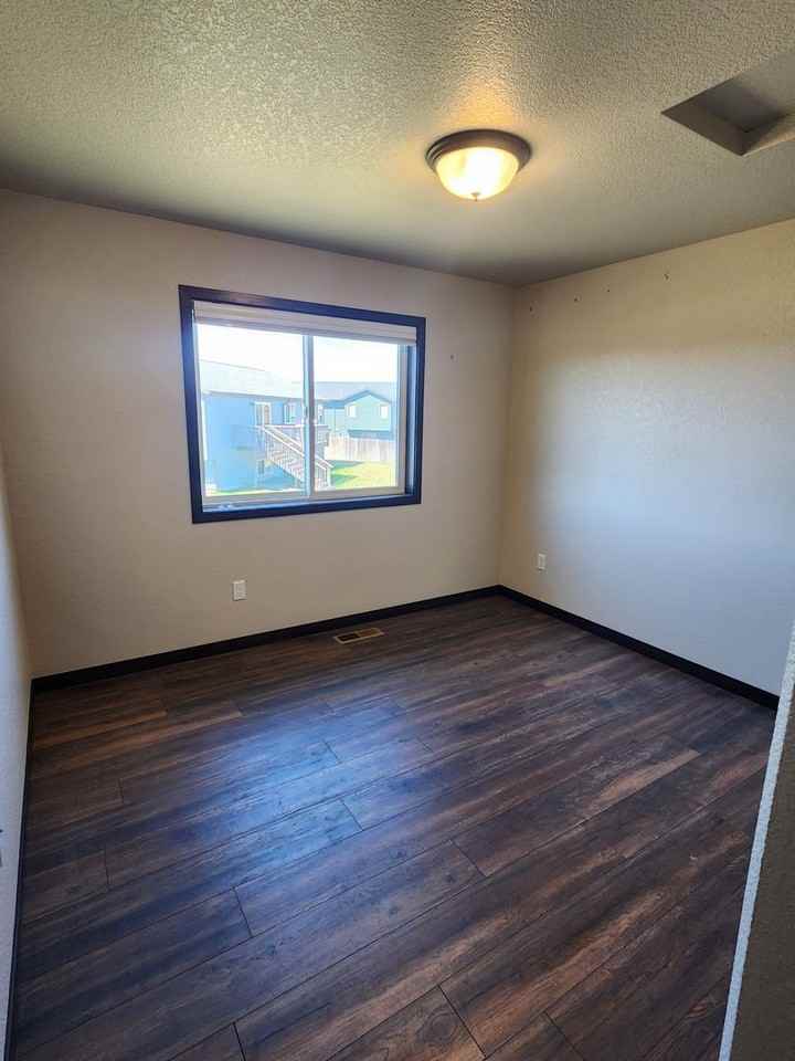 557 Mace Dr - Photo 6 of 29