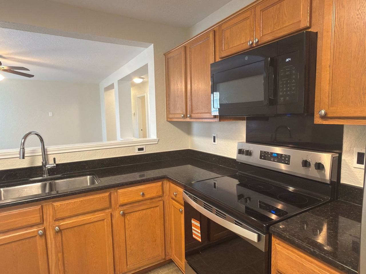 255 Myrtle St - Photo 6 of 29