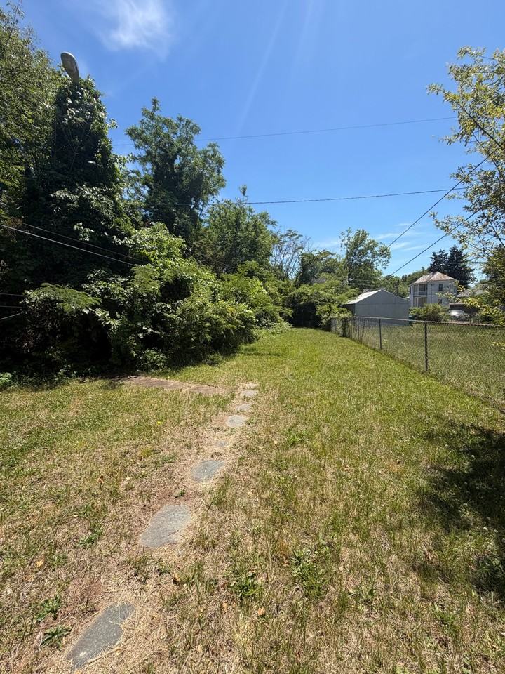 611 Milton St - Photo 5 of 10