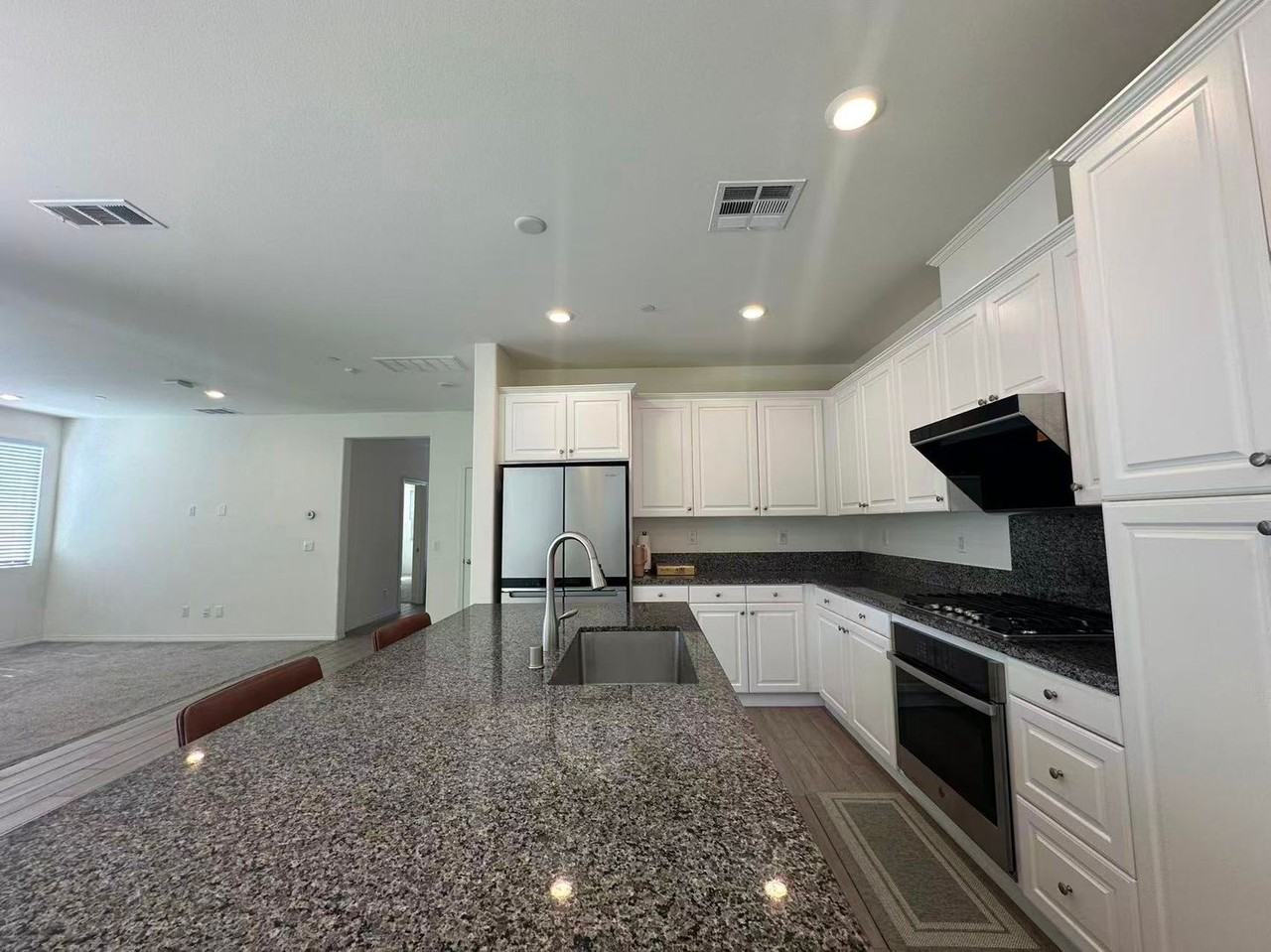 16043 Huckleberry Ave - Photo 2 of 20
