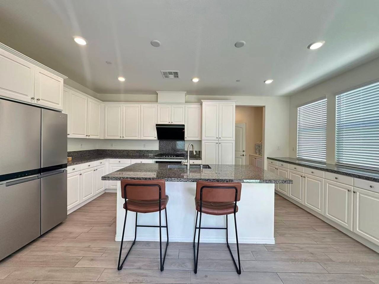 16043 Huckleberry Ave - Photo 3 of 20