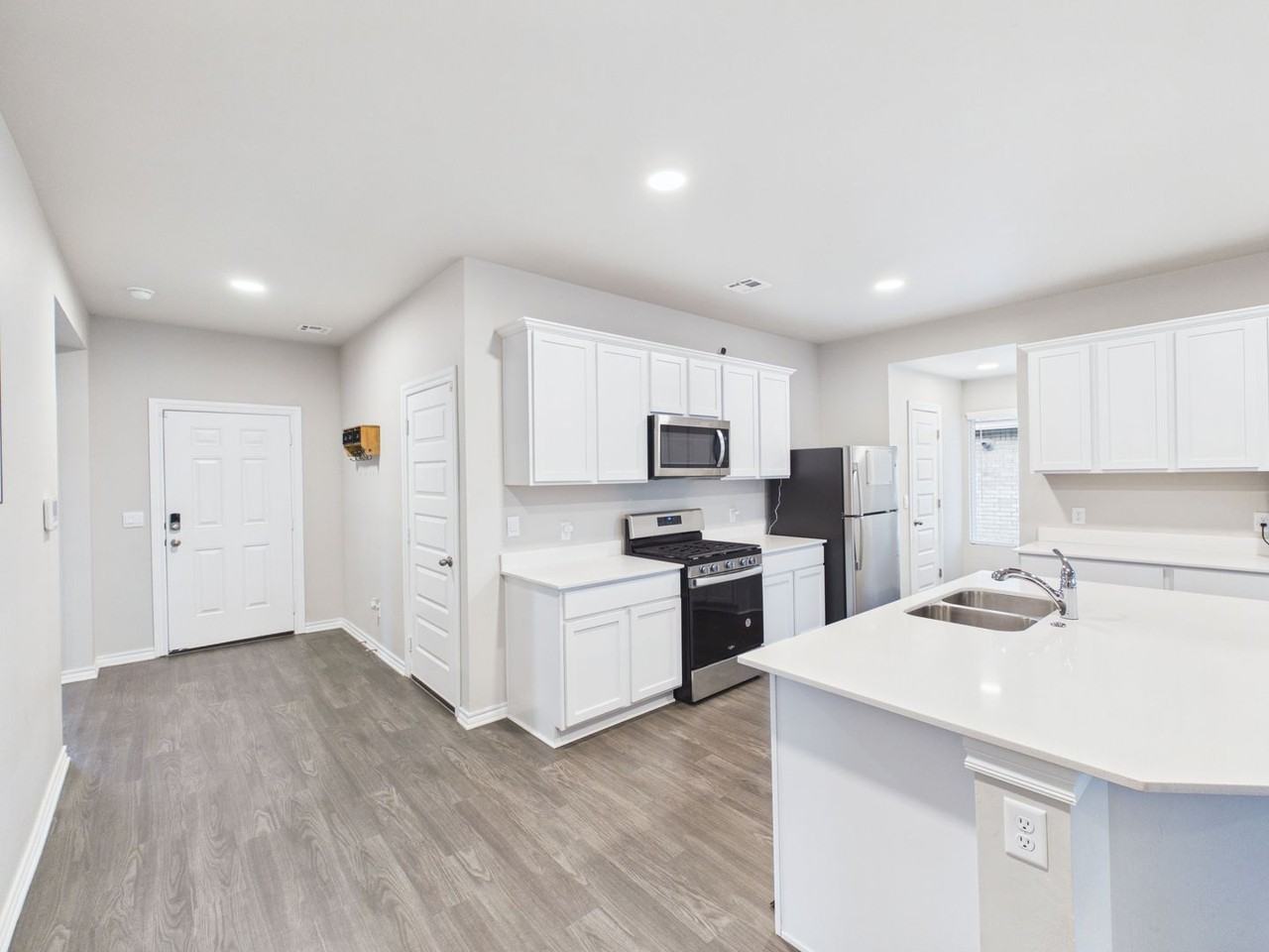 7604 Sw Grant Ave - Photo 3 of 35