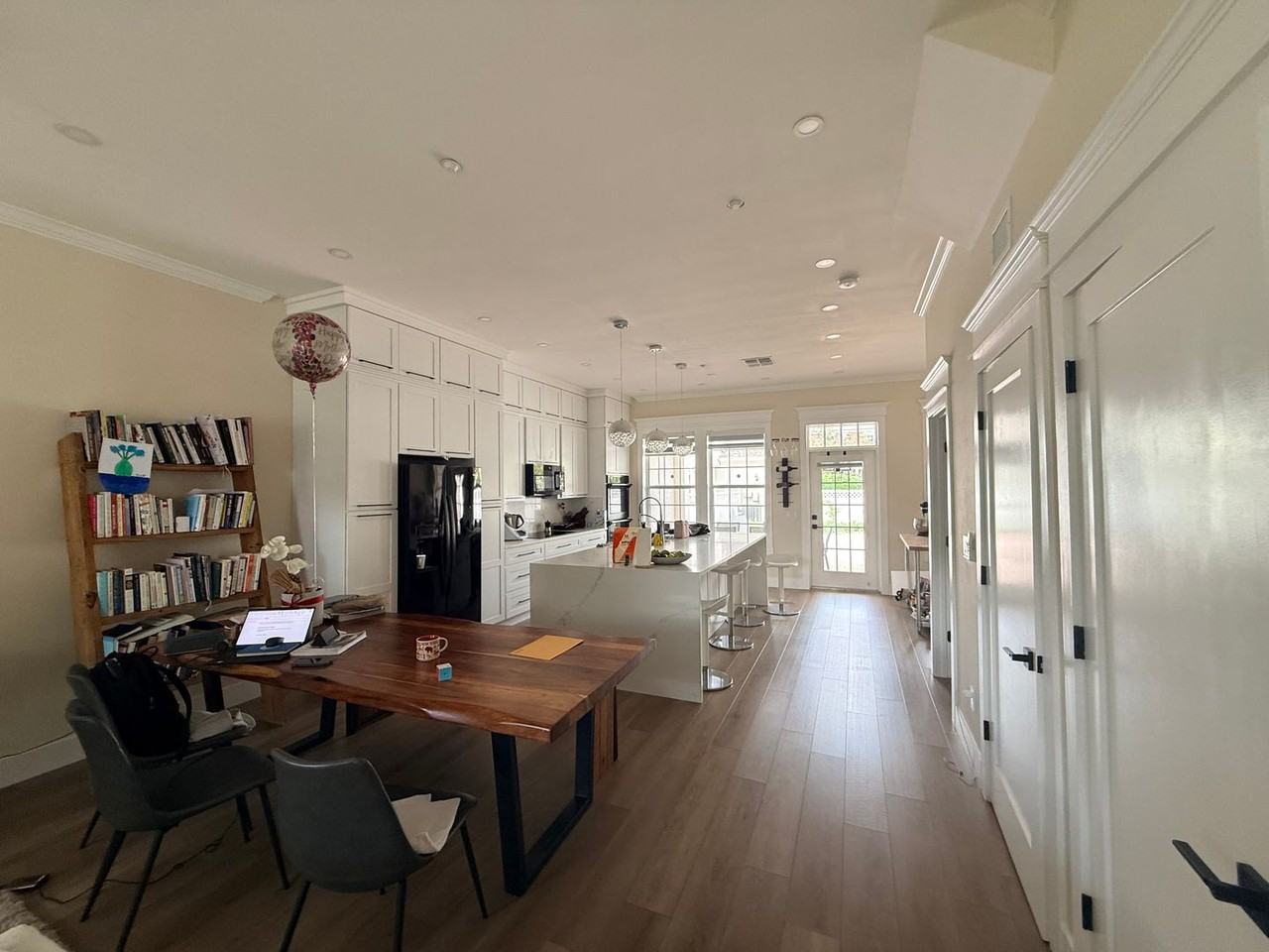 537 Campus St - Photo 6 of 23