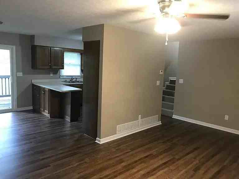 693 Lakeshore Pkwy - Photo 4 of 17