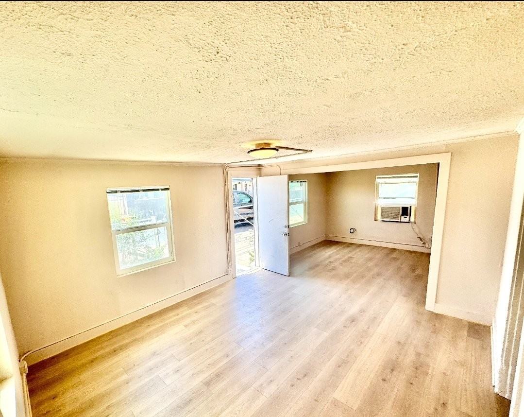 528 1/2 Park Ln - Photo 3 of 8