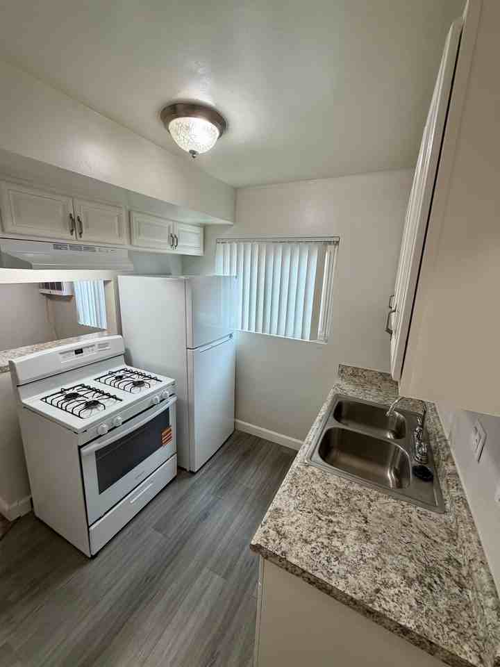 12414 Dunrobin Ave #5 - Photo 2 of 11