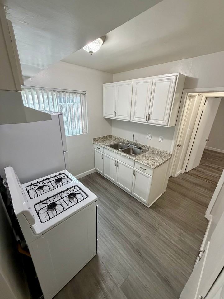 12414 Dunrobin Ave #5 - Photo 3 of 11