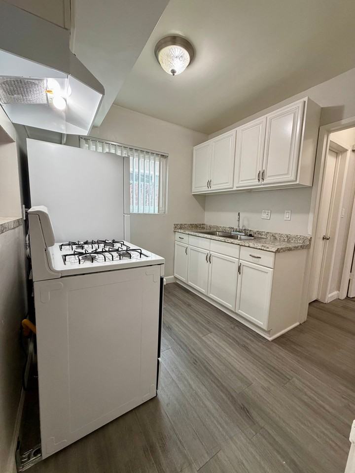 12414 Dunrobin Ave #5 - Photo 4 of 11