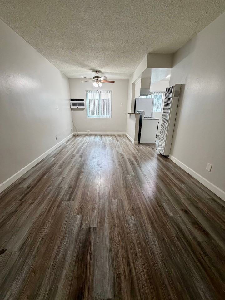 12414 Dunrobin Ave #5 - Photo 5 of 11