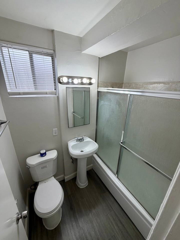 12414 Dunrobin Ave #5 - Photo 7 of 11