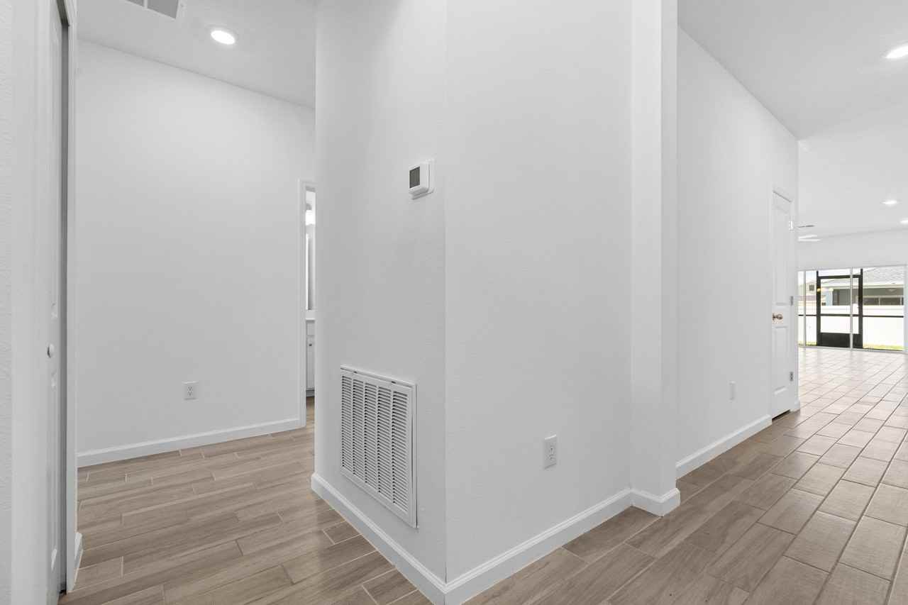 5637 Sw 93rd St - Photo 3 of 20