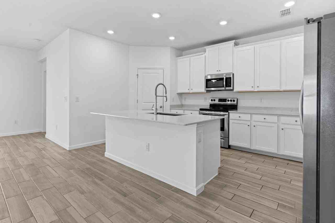 5637 Sw 93rd St - Photo 4 of 20