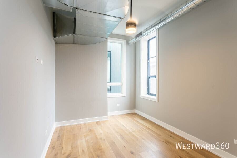 1470 W Webster Ave #201 - Photo 5 of 11
