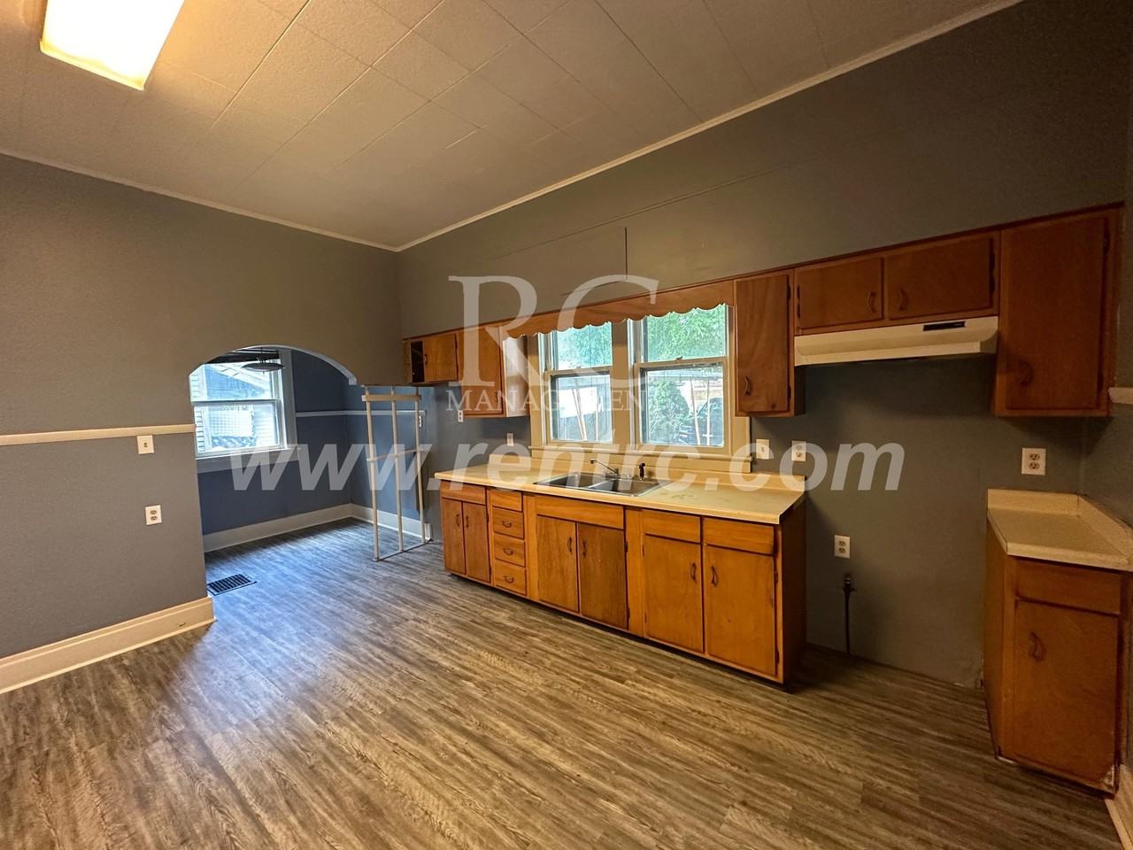 1117 N Gilbert St - Photo 2 of 18