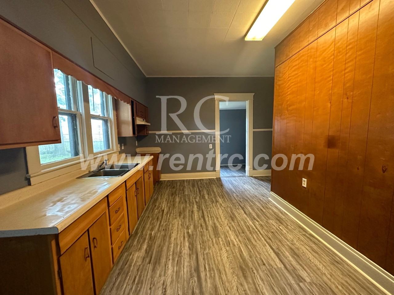 1117 N Gilbert St - Photo 4 of 18