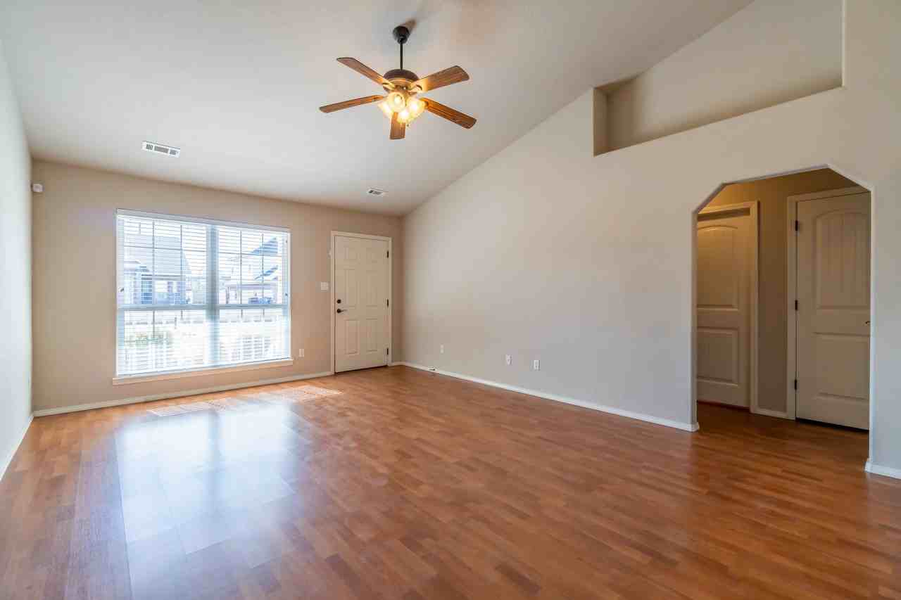 7827 Huntington Way - Photo 4 of 20