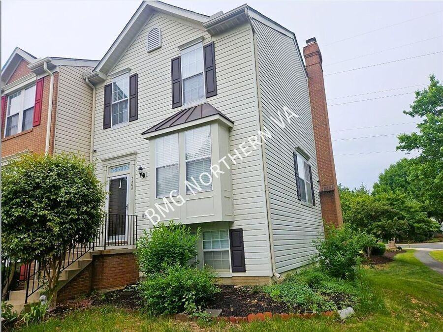 7408 Gadsby Sq - Photo 2 of 4
