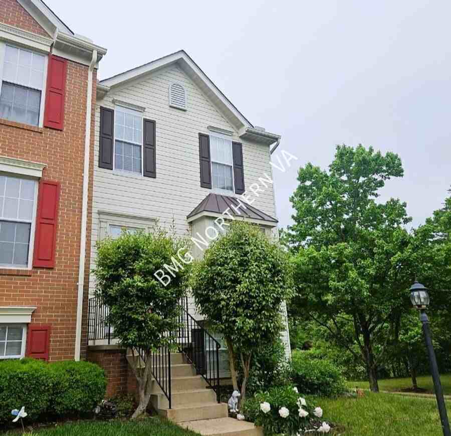 7408 Gadsby Sq - Photo 3 of 4