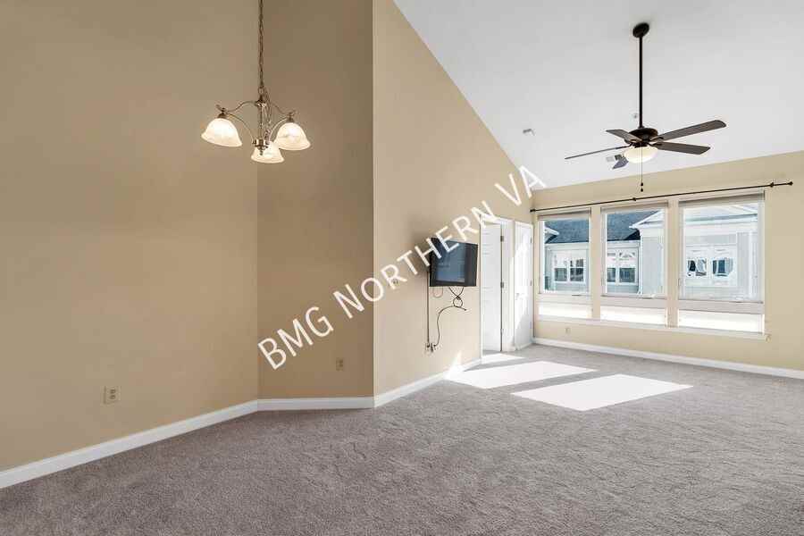 801 S Greenbrier St #422 - Photo 5 of 28
