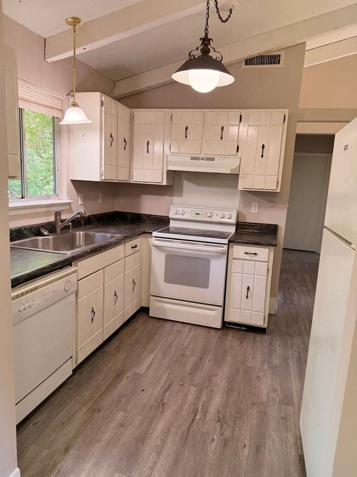 905 Forest Dale Ln #B - Photo 5 of 11