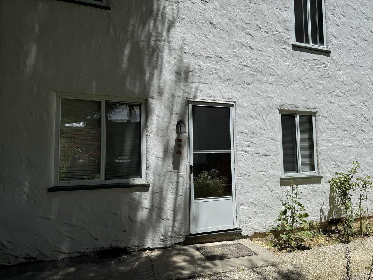 574 East Broad Street - Photo 2 of 15