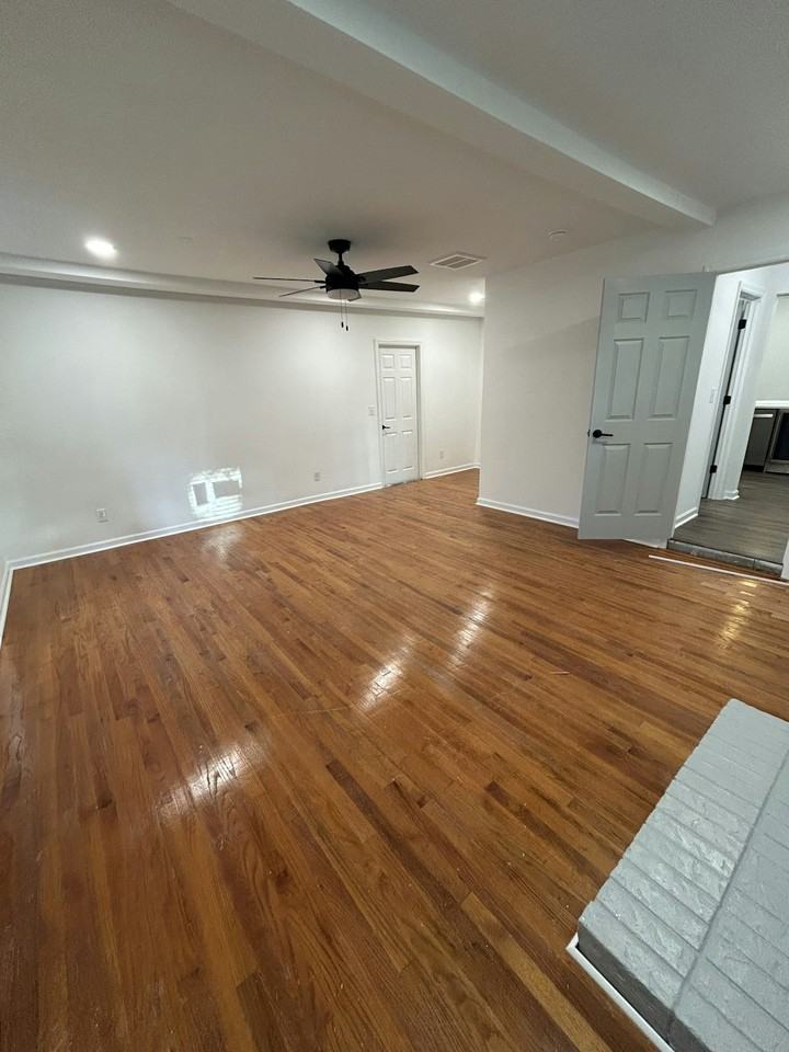2206 Ambassador Ln - Photo 5 of 10