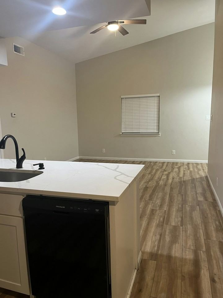 1904 Hearthstone Drive, Unit 102 - Photo 7 of 29