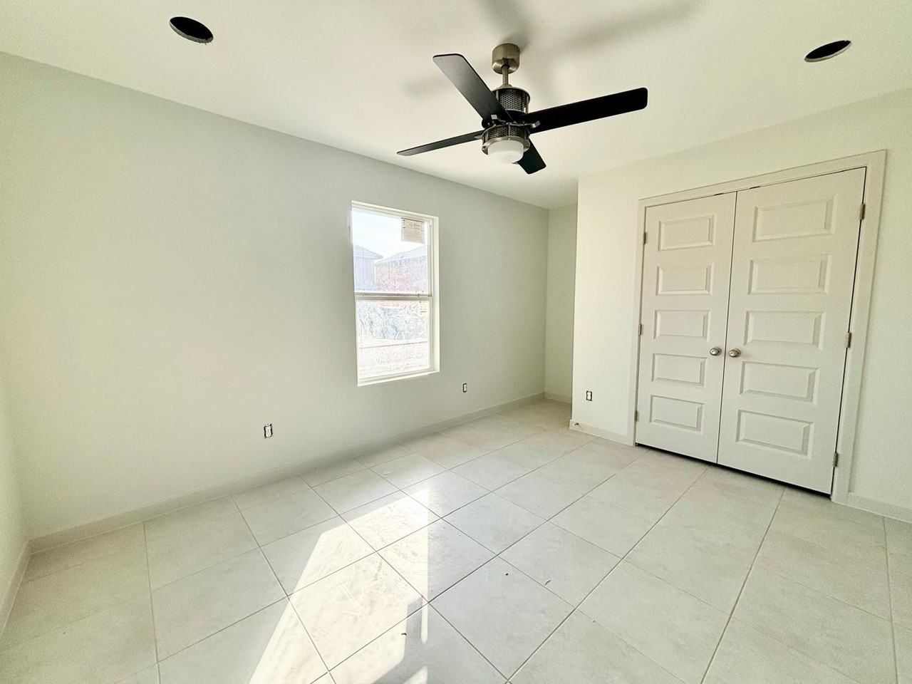 2010 Graham Avenue - Photo 4 of 12