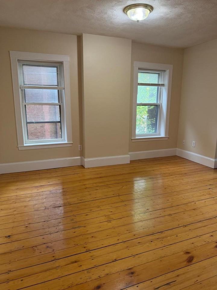 28 Beacon St - Photo 4 of 8