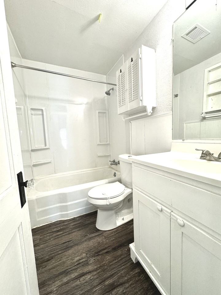 1326 Hillcrest St #1 - Photo 5 of 15