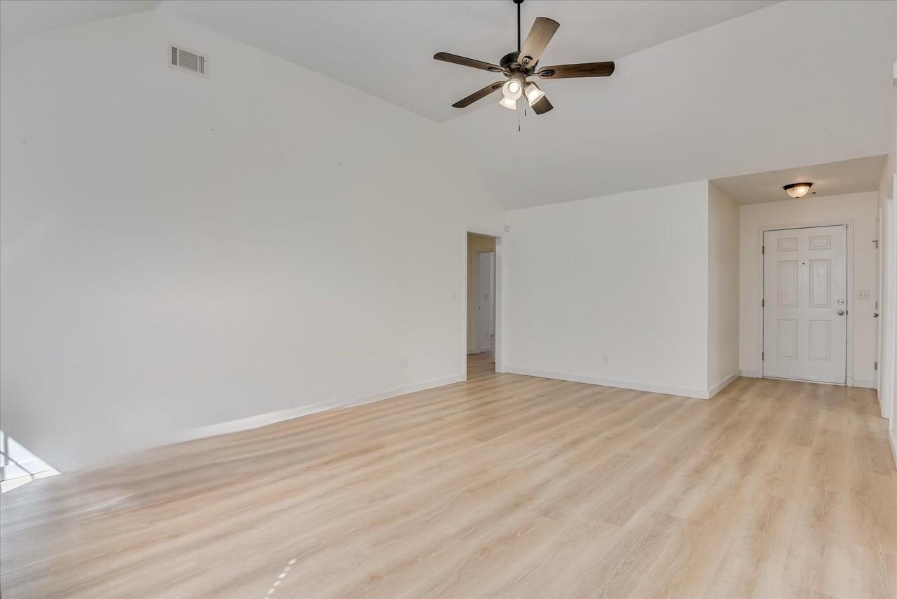 909 Watsonia Dr - Photo 3 of 33