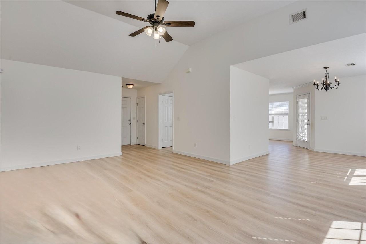 909 Watsonia Dr - Photo 4 of 33