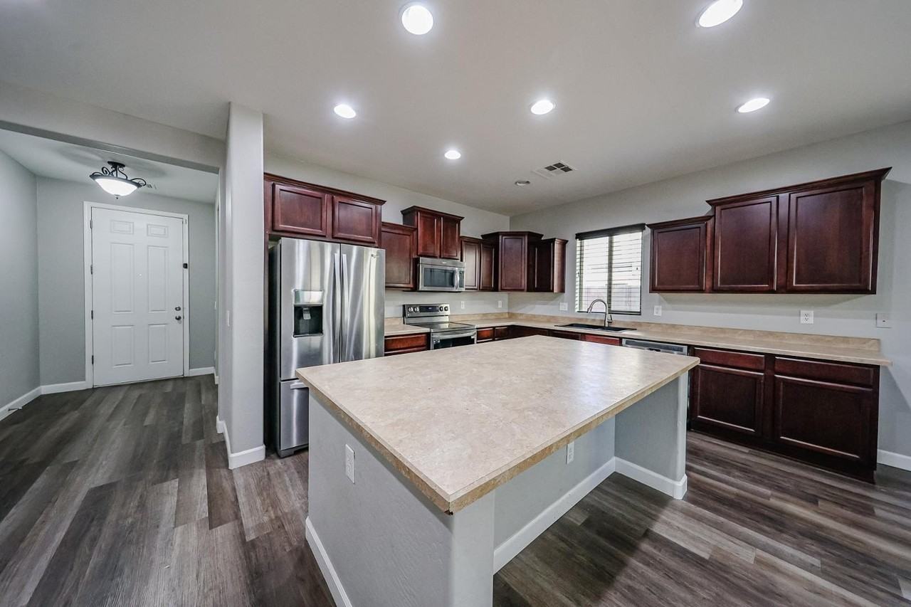 16982 W Rio Vista Ln - Photo 7 of 32