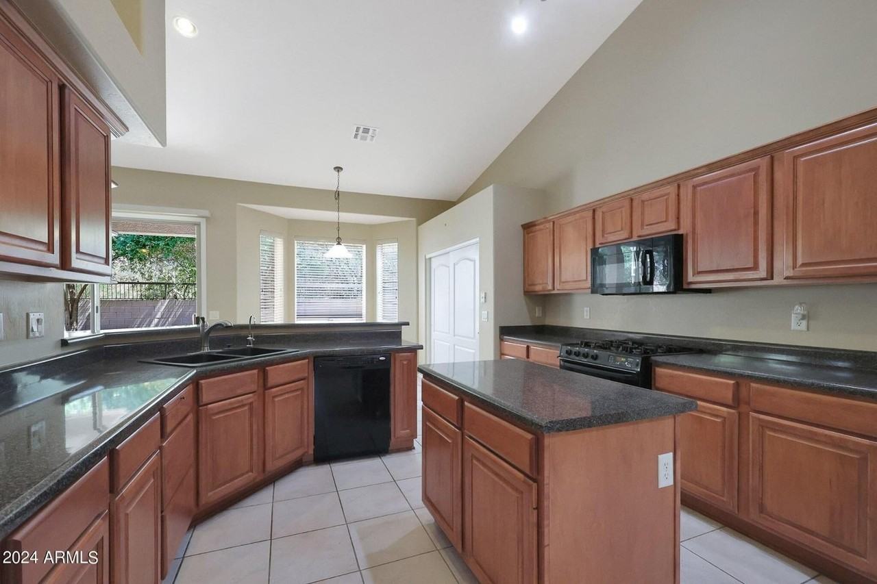7632 E Snowdon Cir - Photo 2 of 25