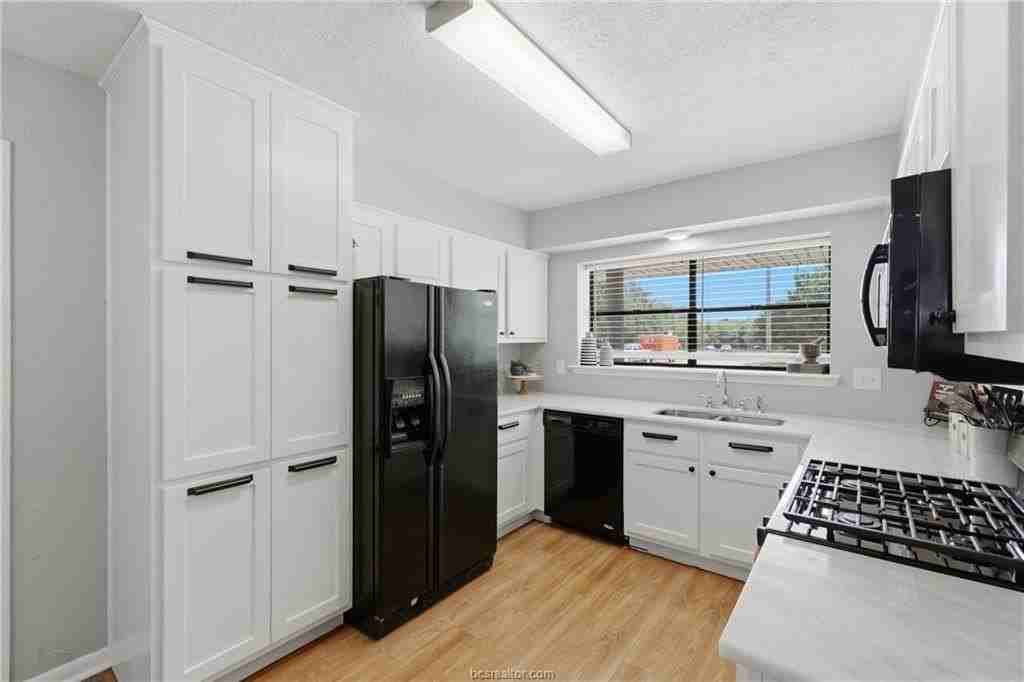3821 Brighton Dr - Photo 5 of 22