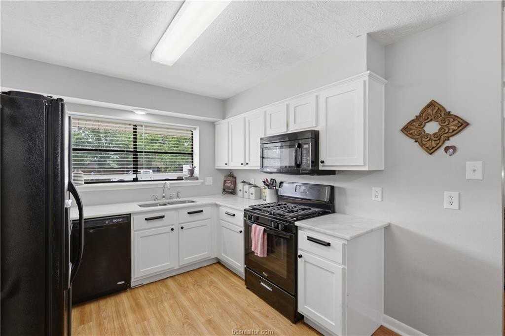 3821 Brighton Dr - Photo 7 of 22