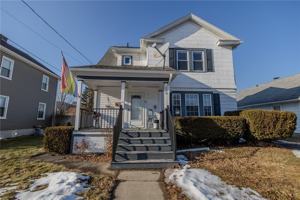 featured image of 220 Kingsbury Ave