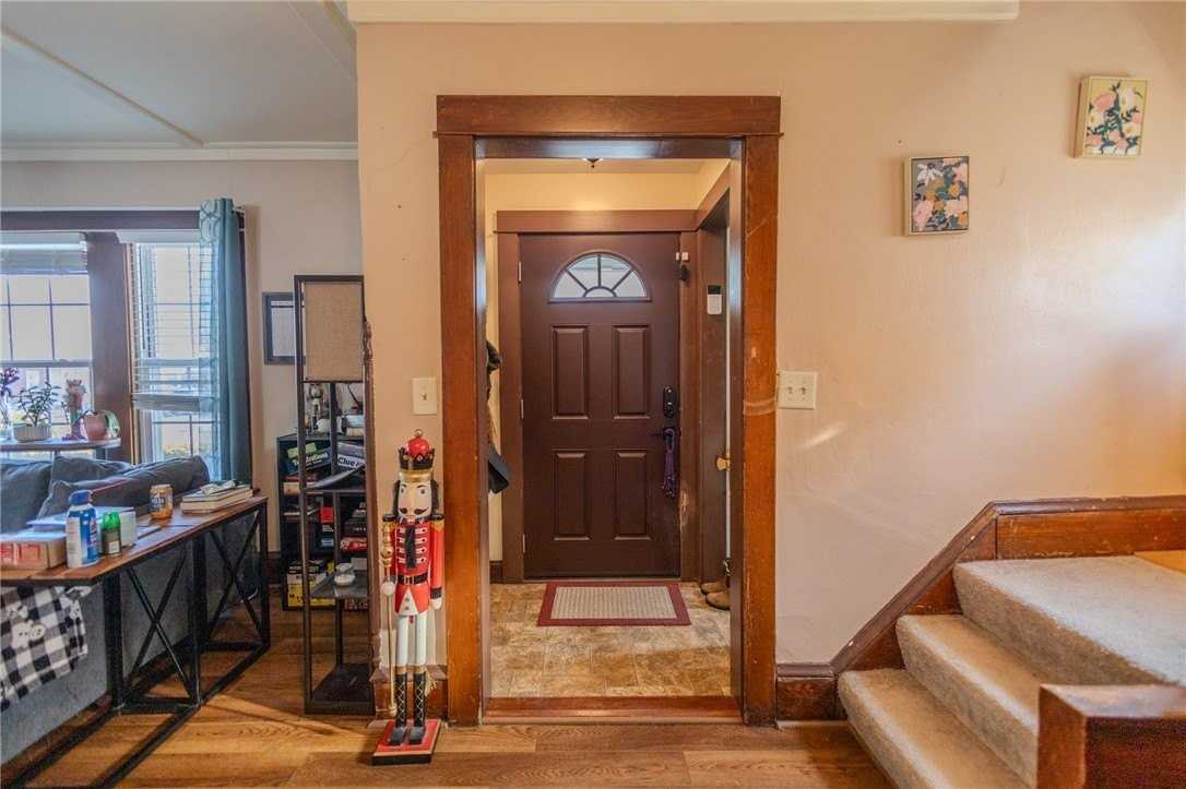 220 Kingsbury Ave - Photo 3 of 18