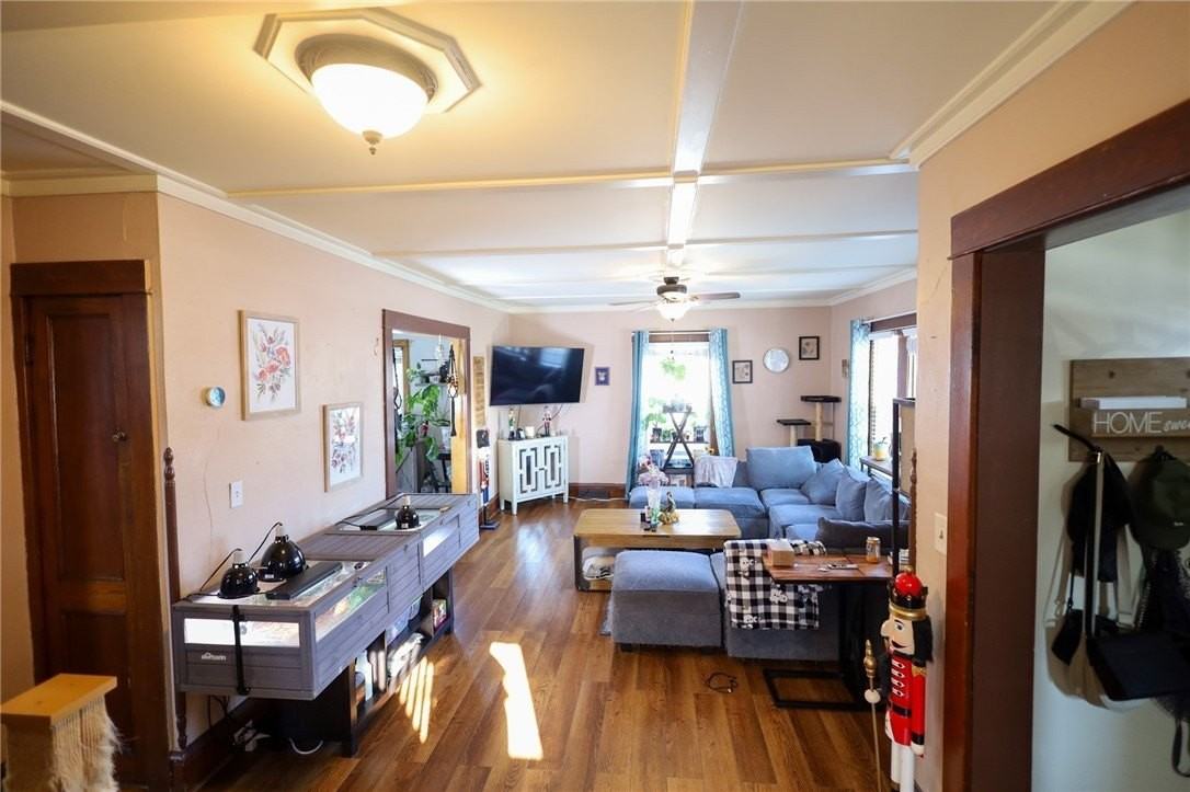 220 Kingsbury Ave - Photo 4 of 18
